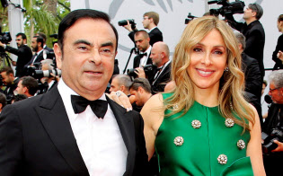 ゴーン元会長と妻のキャロルさん(2017年5月、フランス・カンヌ)=ロイター ゴーン元会長と妻のキャロルさん(2017年5月、フランス・カンヌ)=ロイター