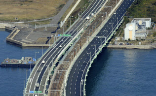 約7カ月ぶりに通行を全面再開した関西空港連絡橋(8日午前9時39分、共同通信社ヘリから) 約7カ月ぶりに通行を全面再開した関西空港連絡橋(8日午前9時39分、共同通信社ヘリから)