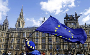 3月25日、ロンドンの英議会前でEUの旗を振る離脱に反対する親EU派(AP=共同) 3月25日、ロンドンの英議会前でEUの旗を振る離脱に反対する親EU派(AP=共同)