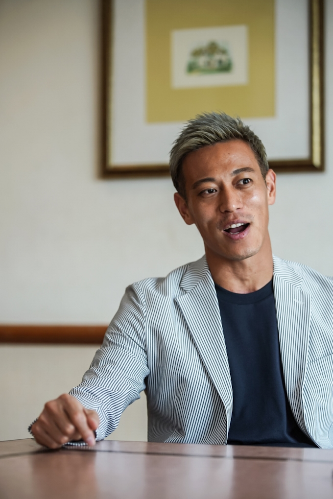 アスリート事業家の冒険 強いヤツの使命 本田圭佑 貧困と闘う 日本経済新聞