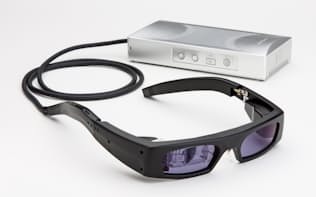 QDレーザが開発するメガネ型装置の一例。超小型のプロジェクターを内蔵する
