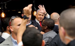 エルサレムの市場で群衆に手を振るネタニヤフ首相=ロイター