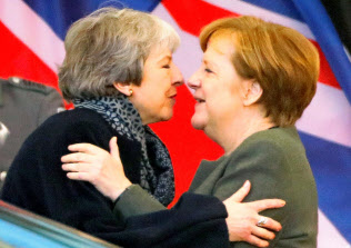 9日、ベルリンで会談したドイツのメルケル首相(右)とメイ英首相=ロイター 9日、ベルリンで会談したドイツのメルケル首相(右)とメイ英首相=ロイター