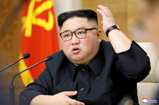 9日の党政治局拡大会議に出席した金正恩氏=朝鮮中央通信・ロイター 9日の党政治局拡大会議に出席した金正恩氏=朝鮮中央通信・ロイター