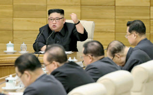 9日に開かれた朝鮮労働党の政治局拡大会議=朝鮮中央通信・共同 9日に開かれた朝鮮労働党の政治局拡大会議=朝鮮中央通信・共同