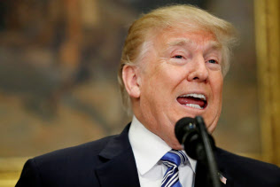 米国のトランプ大統領は欧州に貿易面での牽制を強めている(3月)=ロイター 米国のトランプ大統領は欧州に貿易面での牽制を強めている(3月)=ロイター