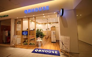 QBハウスは女性客を意識したデザインの店舗を増やしている。写真はダイバーシティ東京プラザ店（東京・江東）