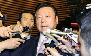 辞表提出後、取材に応じる桜田五輪相(10日夜、首相官邸)=共同 辞表提出後、取材に応じる桜田五輪相(10日夜、首相官邸)=共同
