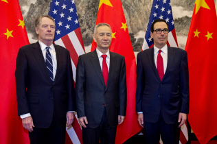 ムニューシン財務長官(右)はライトハイザーUSTR代表(左)に比べて米中協議の見通しに楽観的だ=ロイター ムニューシン財務長官(右)はライトハイザーUSTR代表(左)に比べて米中協議の見通しに楽観的だ=ロイター