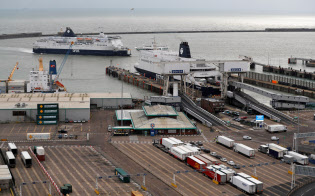 英国のEU離脱に対する英企業の準備不足は、物流の停滞を招く恐れも(英国の港風景)=ロイター 英国のEU離脱に対する英企業の準備不足は、物流の停滞を招く恐れも(英国の港風景)=ロイター