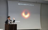 ブラックホールの撮影成功を発表する国立天文台の本間希樹教授（10日、東京都千代田区）