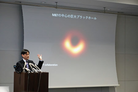 データ解析 日本が大役 ブラックホールを初撮影 日本経済新聞