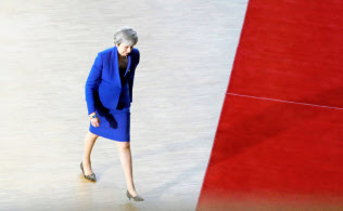 10日、EU臨時首脳会議に向かうメイ英首相=ロイター 10日、EU臨時首脳会議に向かうメイ英首相=ロイター