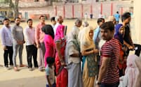 11日、5年に一度の総選挙の初日に投票所前で並ぶ有権者ら（インド北部ウッタルプラデシュ州ガジアバード）