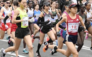 名古屋ウィメンズマラソンでスタートする福士加代子選手（中央）たち（共同）