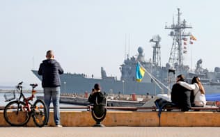 黒海に係留するスペインのフリゲート艦（1日、ウクライナ南部オデッサ）=ロイター