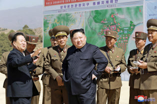 観光地区の建設現場を視察する北朝鮮の金正恩(キム・ジョンウン)委員長(中央)=朝鮮中央通信・共同 観光地区の建設現場を視察する北朝鮮の金正恩(キム・ジョンウン)委員長(中央)=朝鮮中央通信・共同