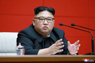 朝鮮労働党の中央委員会総会で話す金正恩委員長(10日、平壌)=ロイター 朝鮮労働党の中央委員会総会で話す金正恩委員長(10日、平壌)=ロイター