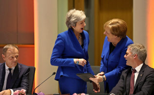 EUの臨時首脳会議に臨むメイ英首相ら(10日、ブリュッセル)=ロイター EUの臨時首脳会議に臨むメイ英首相ら(10日、ブリュッセル)=ロイター