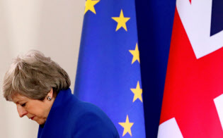 記者会見場を後にするメイ英首相(11日、ブリュッセル)=ロイター 記者会見場を後にするメイ英首相(11日、ブリュッセル)=ロイター