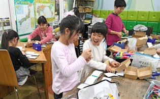 アート&クラフトの知育プログラムでびっくり箱を作る小学生（川崎市宮前区のティップネス宮崎台）