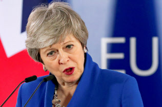 メイ首相には与野党から批判の声が上がる(11日、ブリュッセル)=ロイター メイ首相には与野党から批判の声が上がる(11日、ブリュッセル)=ロイター