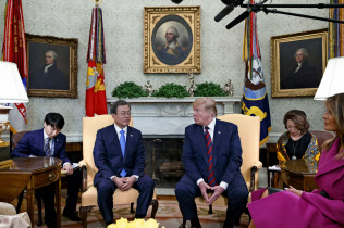 韓国の文在寅(ムン・ジェイン)大統領と話すトランプ大統領=AP 韓国の文在寅(ムン・ジェイン)大統領と話すトランプ大統領=AP