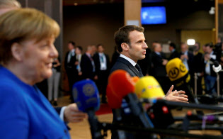 英国のEU離脱を巡って考えが違ってきたメルケル独首相(左)とマクロン仏大統領=ロイター 英国のEU離脱を巡って考えが違ってきたメルケル独首相(左)とマクロン仏大統領=ロイター