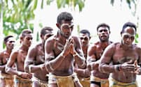 伝統的な踊りで来客をもてなすソロモン諸島の男性たち=共同
