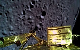 着陸直前に探査機「ベレシート」が撮影した月面の画像=ロイター