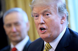 米トランプ政権は「安全保障」を理由に投資規制を強化している(米ワシントン、ホワイトハウス)=ロイター 米トランプ政権は「安全保障」を理由に投資規制を強化している(米ワシントン、ホワイトハウス)=ロイター