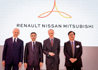 日産、ルノー、三菱自のトップ4人は新しい会議体の初会合を開いた=オリビエ・マルタンガンビエ氏撮影 日産、ルノー、三菱自のトップ4人は新しい会議体の初会合を開いた=オリビエ・マルタンガンビエ氏撮影