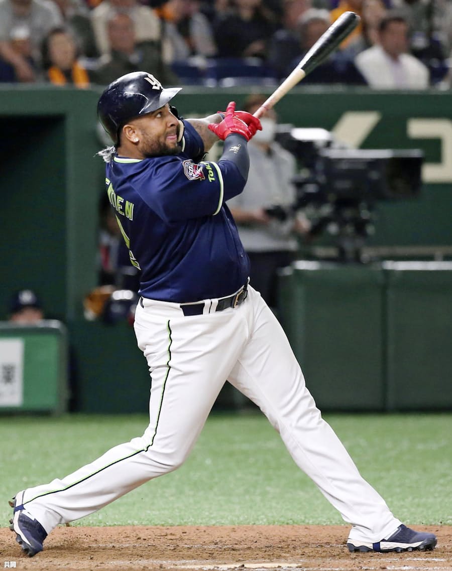 ヤクルト 巨人下し首位浮上 バレンティン逆転3ラン 日本経済新聞