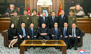 記念写真に納まる北朝鮮の金正恩委員長(前列中央)ら=12日、平壌(朝鮮中央通信=共同) 記念写真に納まる北朝鮮の金正恩委員長(前列中央)ら=12日、平壌(朝鮮中央通信=共同)