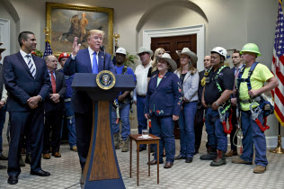トランプ大統領は5G整備は300万人の雇用を生むと強調した=AP トランプ大統領は5G整備は300万人の雇用を生むと強調した=AP