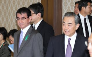 2018年4月16日、都内の飯倉公館で開催されたハイレベル経済対話。左から河野外相と中国の王毅外相