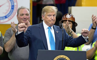 トランプ米政権は中国のハイテク産業に対する締め付けを強める(10日、米テキサス州)=AP トランプ米政権は中国のハイテク産業に対する締め付けを強める(10日、米テキサス州)=AP