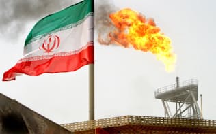 米によるイラン産原油の禁輸の適用除外期間の期限が迫り、生産も落ちている（イランの油田）=ロイター