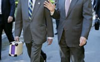 「日中ハイレベル経済対話」の会場に歩いて向かう河野外相（左）と中国の王毅国務委員兼外相（14日、北京）=代表撮影・共同
