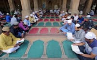モスクでの礼拝で聖典コーランを読むインドのイスラム教徒（西部アーメダバードで）=ロイター