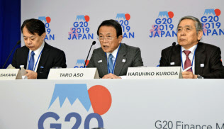 記者会見する麻生財務相(中央)と日銀の黒田総裁(右)=12日、ワシントン(共同) 記者会見する麻生財務相(中央)と日銀の黒田総裁(右)=12日、ワシントン(共同)