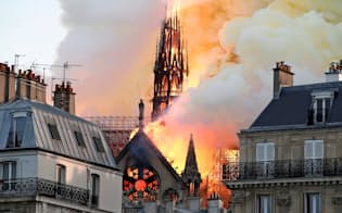 激しく燃えるノートルダム寺院の尖塔。この後崩れ落ちた（15日、パリ）=ロイター