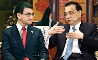 会談する中国の李克強首相(写真右)と河野外相(15日、北京の中南海)=共同 会談する中国の李克強首相(写真右)と河野外相(15日、北京の中南海)=共同