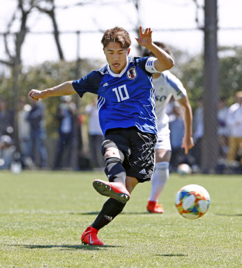 サッカーu代表候補 大学選抜と1 1 W杯へ強化試合 日本経済新聞