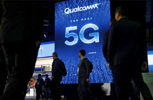 アップルは5G開発をリードするクアルコムとの和解を決めた=AP アップルは5G開発をリードするクアルコムとの和解を決めた=AP