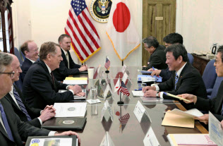 交渉に臨む茂木経済再生相(右手前から2人目)とライトハイザー米通商代表(左手前から3人目)ら=15日、ワシントン(日本政府提供・共同) 交渉に臨む茂木経済再生相(右手前から2人目)とライトハイザー米通商代表(左手前から3人目)ら=15日、ワシントン(日本政府提供・共同)