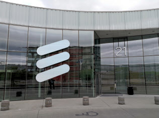 エリクソンは世界の通信キャリアに5Gの設備を提供する(スウェーデンのエリクソン本社)=ロイター エリクソンは世界の通信キャリアに5Gの設備を提供する(スウェーデンのエリクソン本社)=ロイター