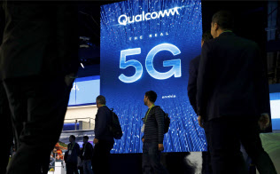 米アップルは2017年から続いていたスマホの特許をめぐる米半導体大手クアルコムとの知的財産紛争で全面和解したと発表した=AP 米アップルは2017年から続いていたスマホの特許をめぐる米半導体大手クアルコムとの知的財産紛争で全面和解したと発表した=AP