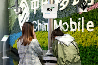 米国は中国の通信会社にも警戒を強めている(上海にある中国移動の店舗)=ロイター 米国は中国の通信会社にも警戒を強めている(上海にある中国移動の店舗)=ロイター