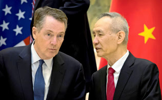米中貿易協議は米通商代表部(USTR)のライトハイザー代表(左)と中国の劉鶴副首相が責任者を務める=ロイター 米中貿易協議は米通商代表部(USTR)のライトハイザー代表(左)と中国の劉鶴副首相が責任者を務める=ロイター